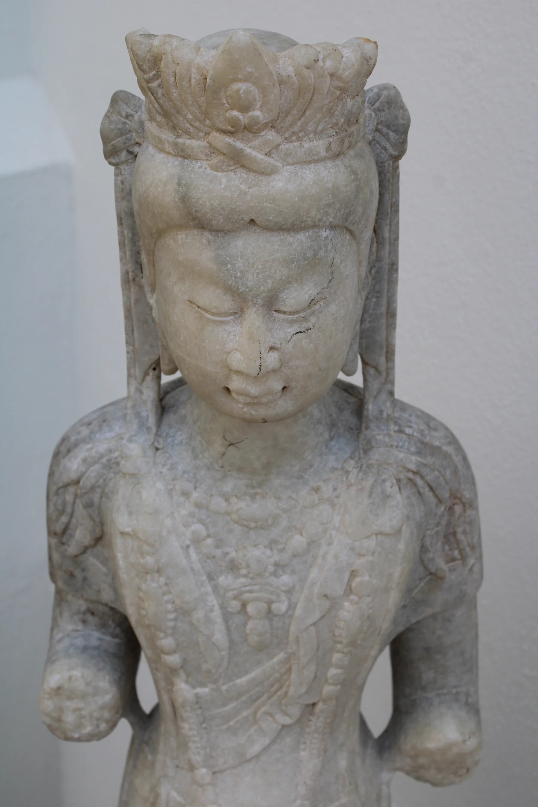 Escultura de Bodhisattva en Mármol