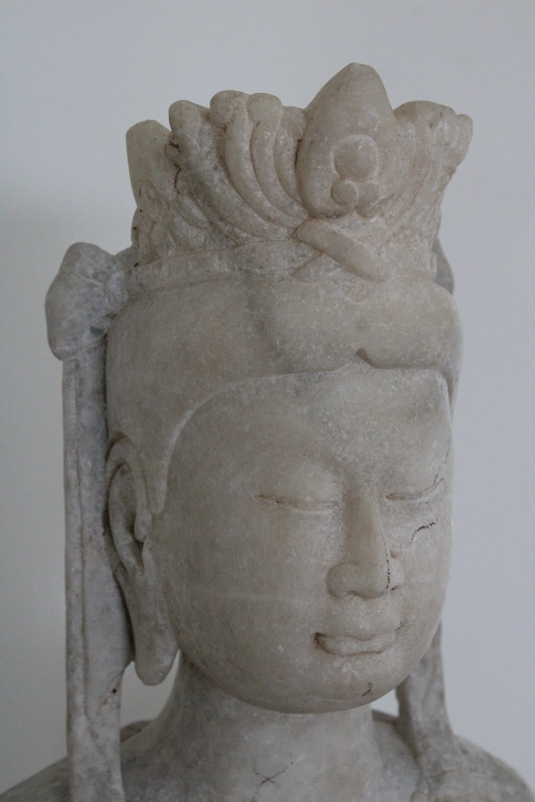 Escultura de Bodhisattva en Mármol