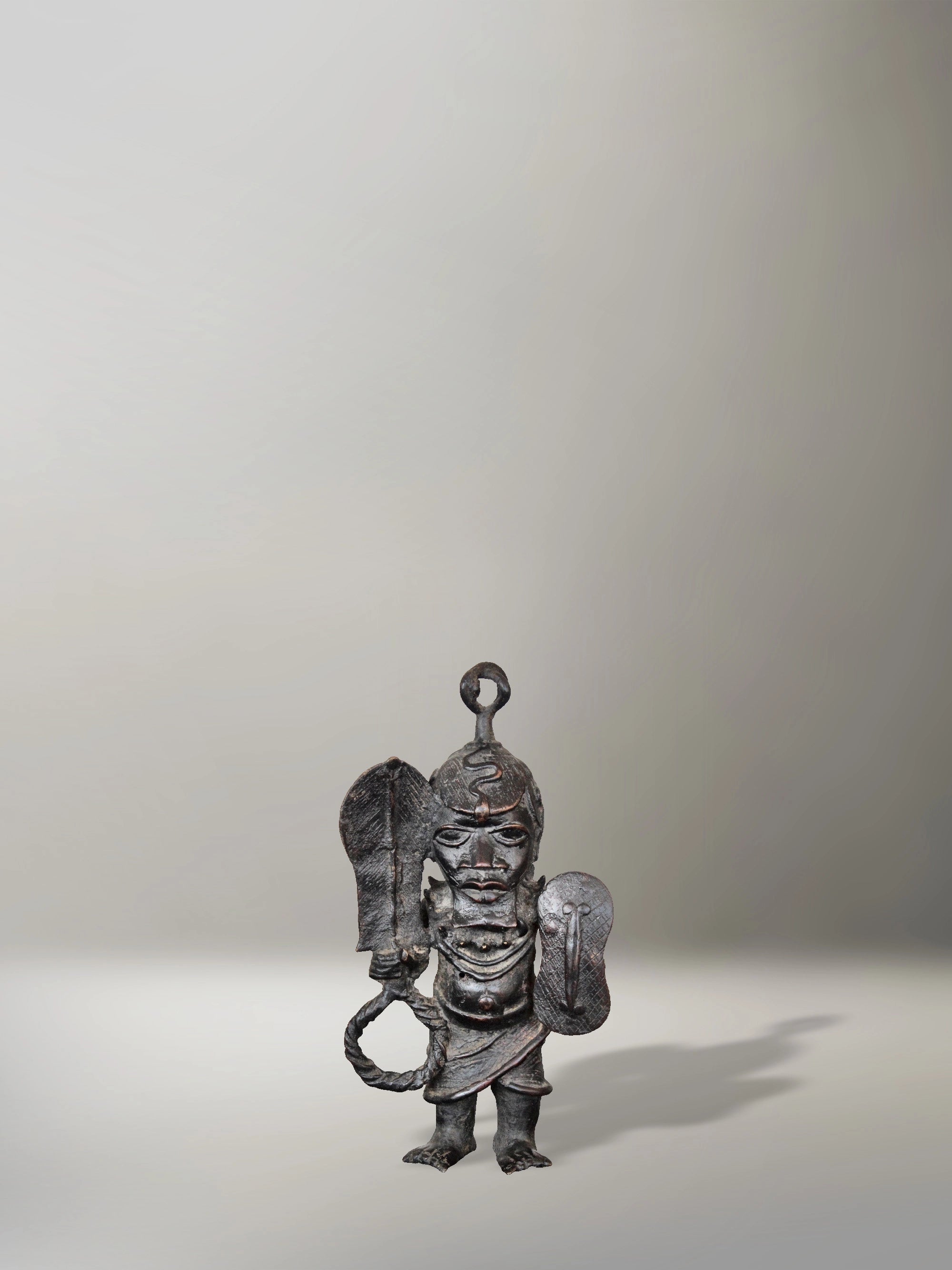 Escultura en bronce guerrero Benín