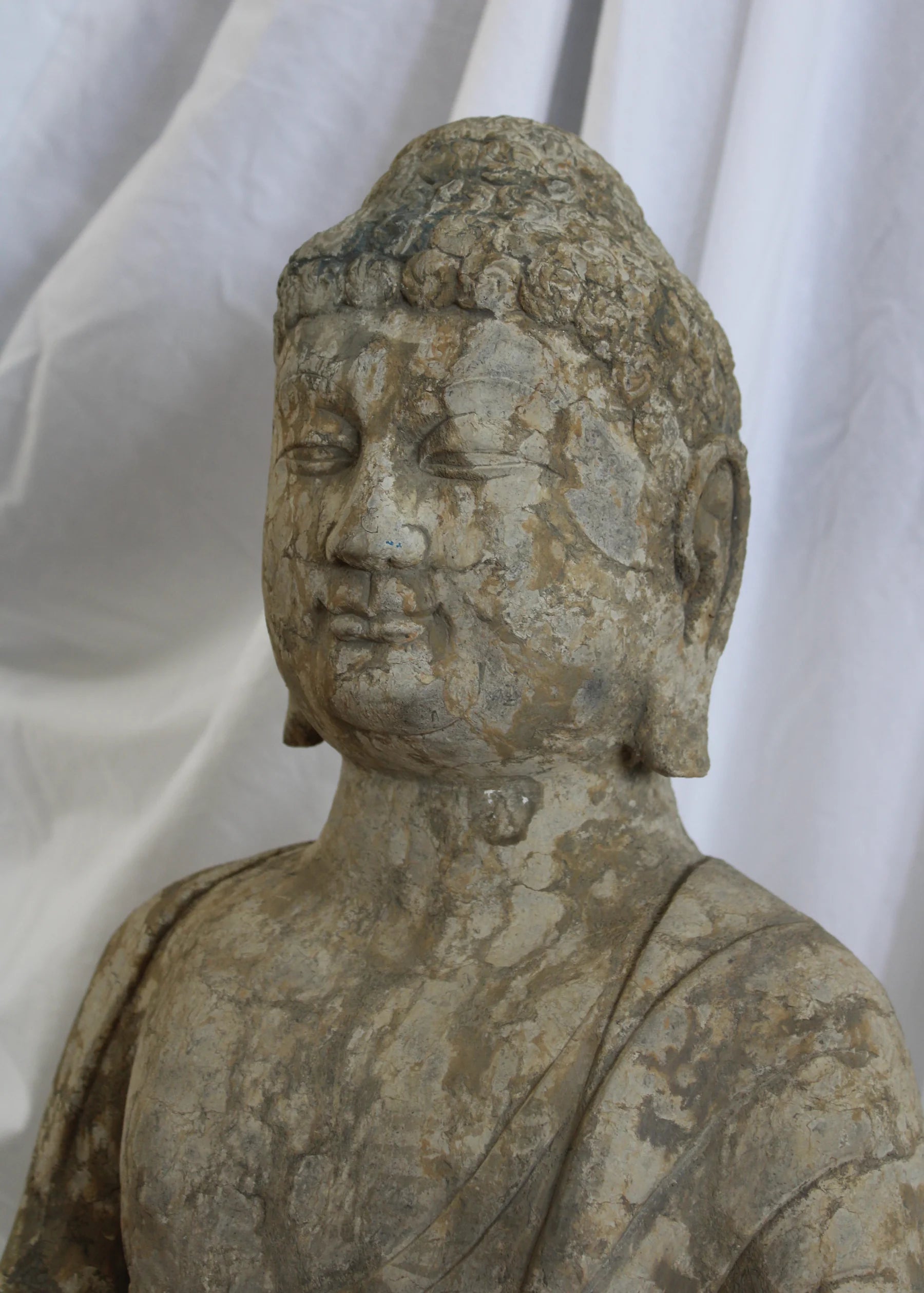 Talla de Buda en piedra de la dinastía Tang