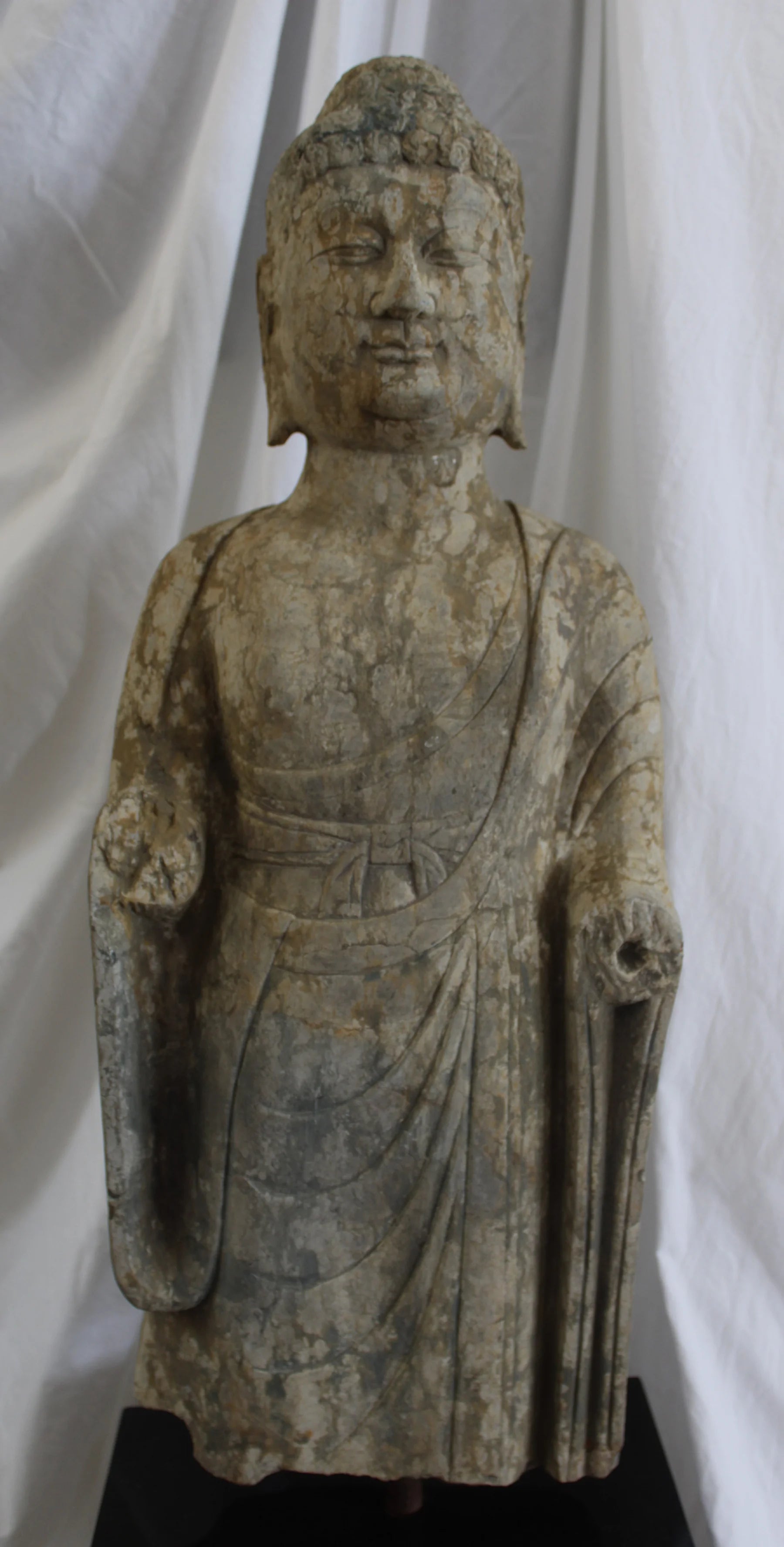 Talla de Buda en piedra de la dinastía Tang