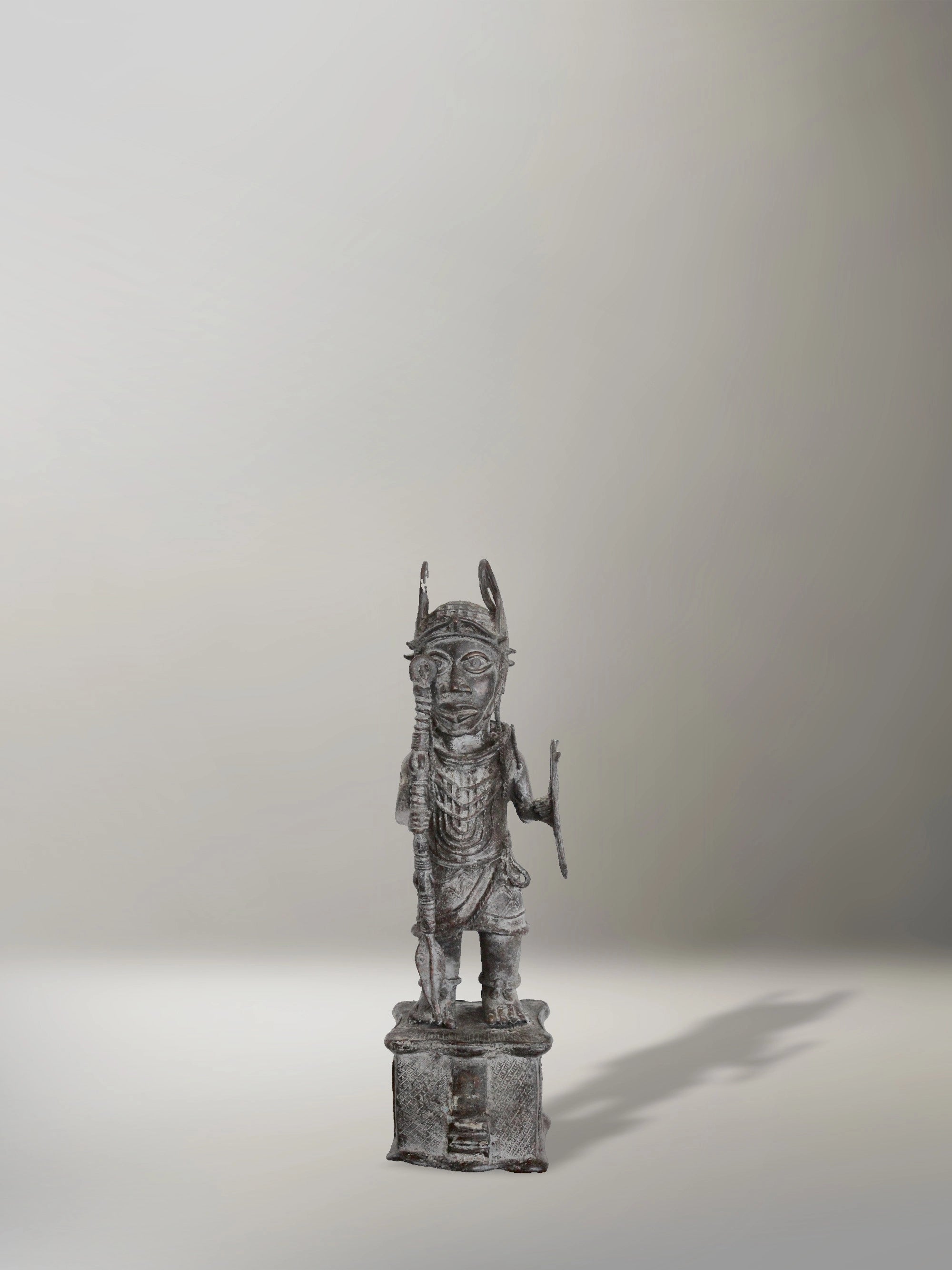 Escultura en bronce de alto dignatario del Reino de Benín