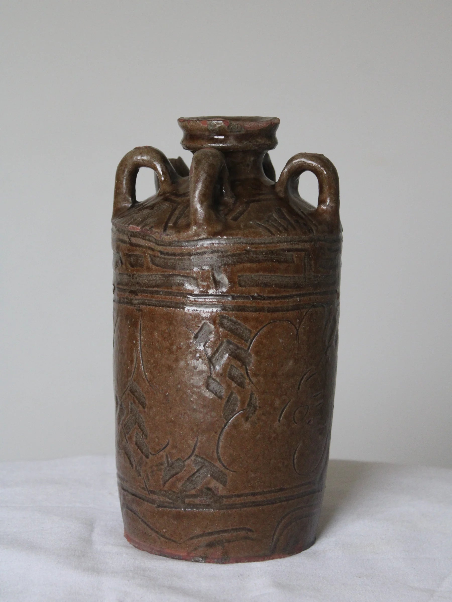 Jarra de vino de cerámica vidriada china del siglo XIX